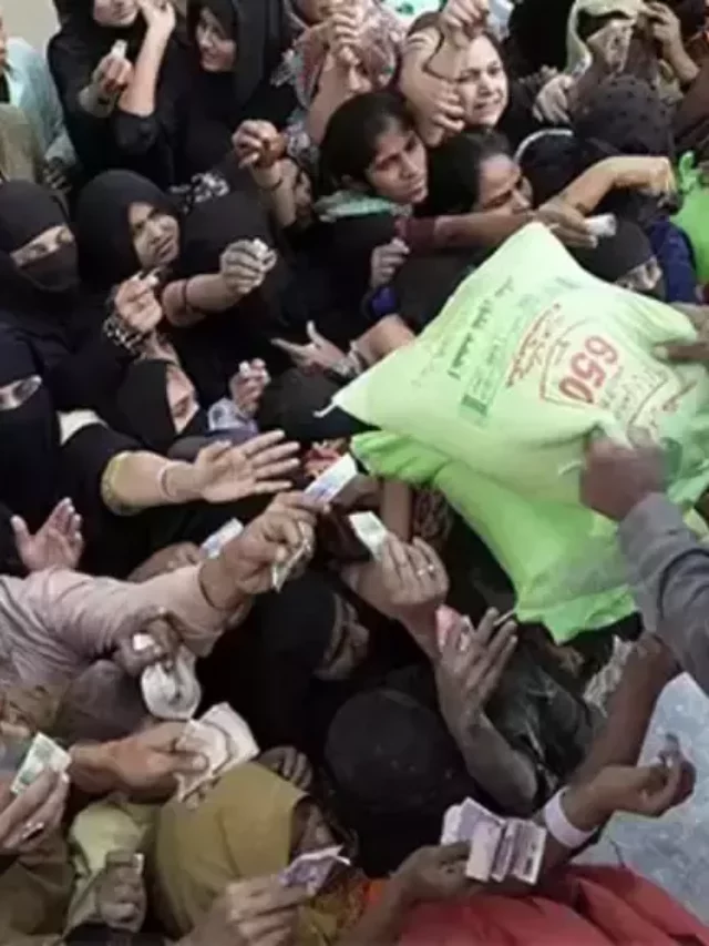 Pakistanis Fight Over Free Flour During Economic Crisis